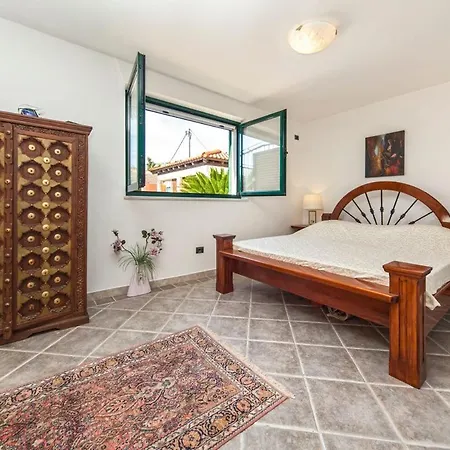 Kasmira Villa Sumartin